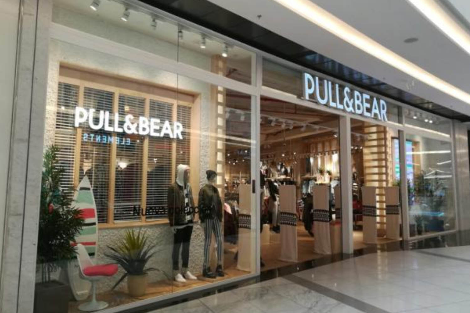 <span>Comercio</span>PULL&BEARCentro Comercial Parque La Colina